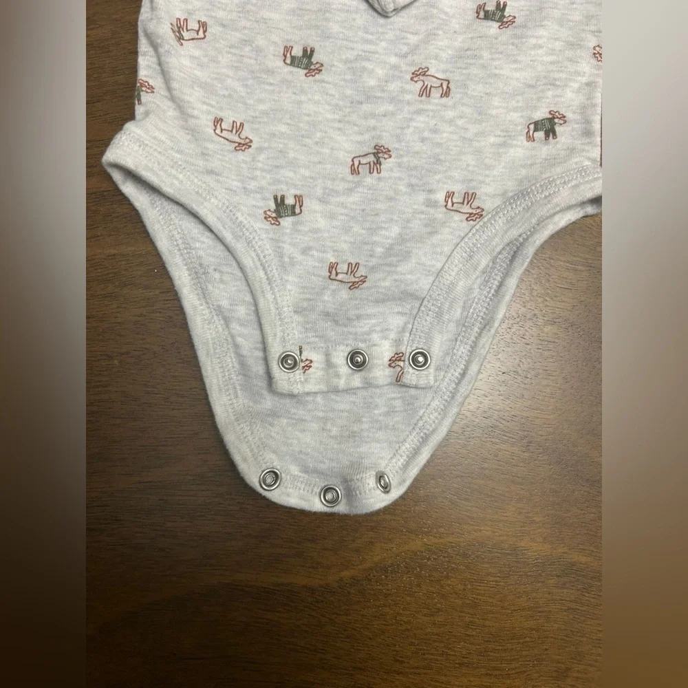 Long Sleeve Baby Bodysuit 12 Months. Carters (0255)‎